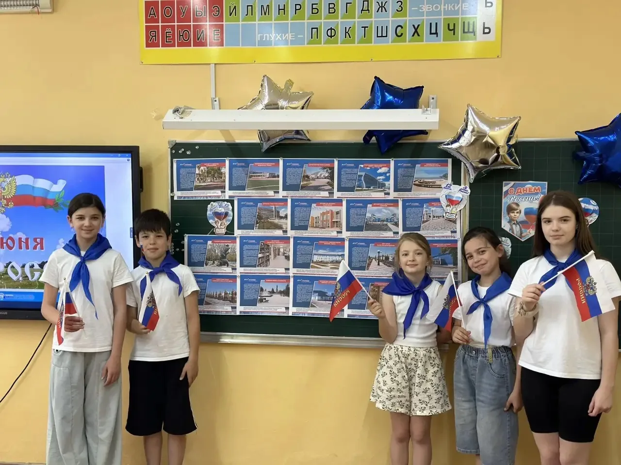 🇷🇺В преддверии Дня России в лицее была оформлена фотовыставка «Россия начинается здесь». 

✨Экспоз
