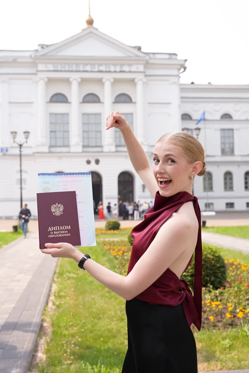 Идеи для фото на ваш выпуск 📸

На самом деле, это классные фотографии с вручения дипломов выпускник