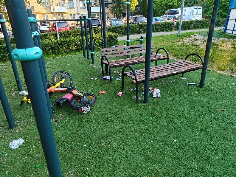 🍻 На улице Москворечье местные жители всё чаще замечают компании подростков, которые проводят вечер
