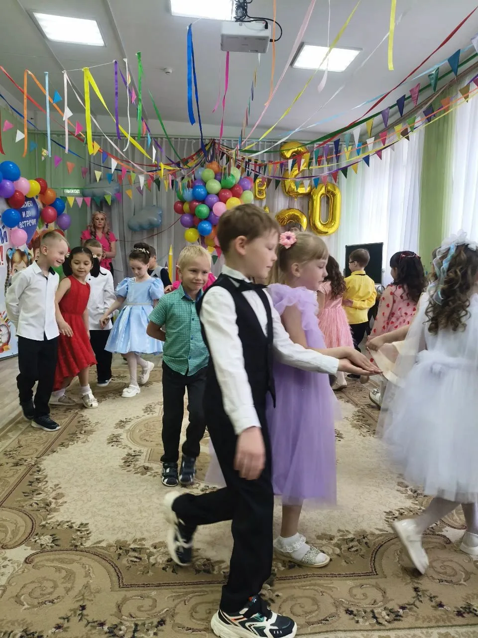 Покидаем сад родной,
Ведь сегодня выпускной!
Все игрушки мы убрали
И портфель большой достали!

Был 