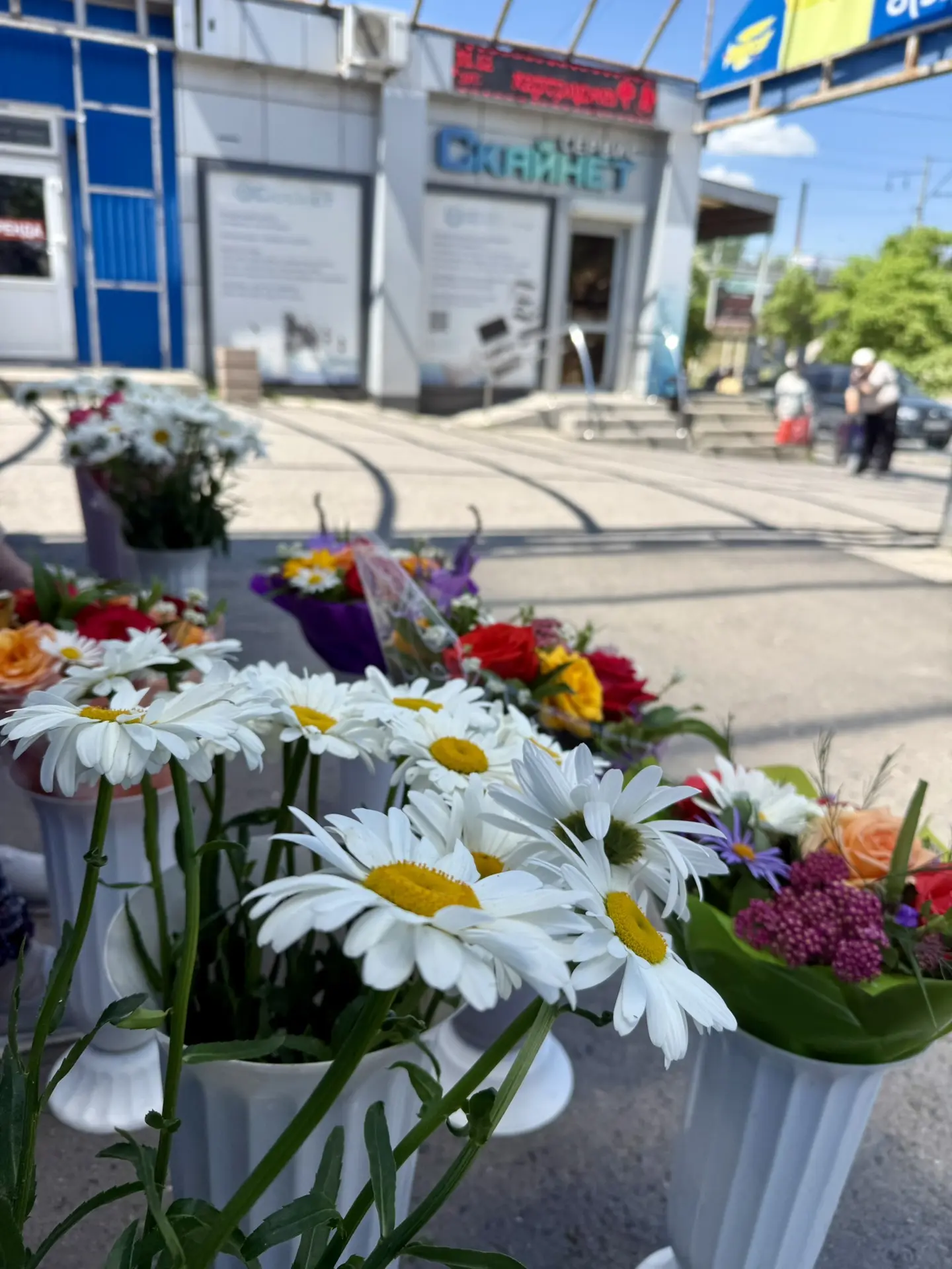 🌼 Подарите цветы — просто так!

Знаете, иногда не нужен повод 😊

На входе в наш рынок продают свеж