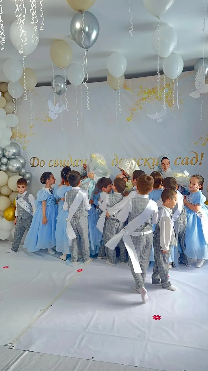 🌈 Мы с гордостью смотрим на наших деток, которые так подросли! Они будут скучать друг по другу, но 