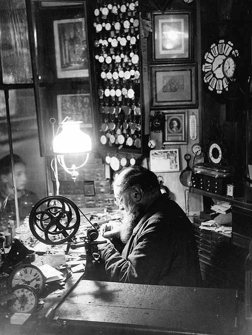 Часовщик в переулке Дофин, Париж, 1932 год.

Фотоальбом | подписаться