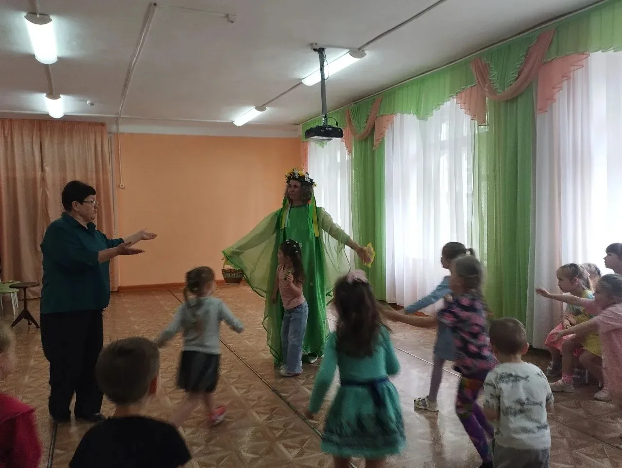 День сегодня  непростой,
День сегодня озорной,
Этот праздник тем хорош,
Что на будни не похож!
1 июн