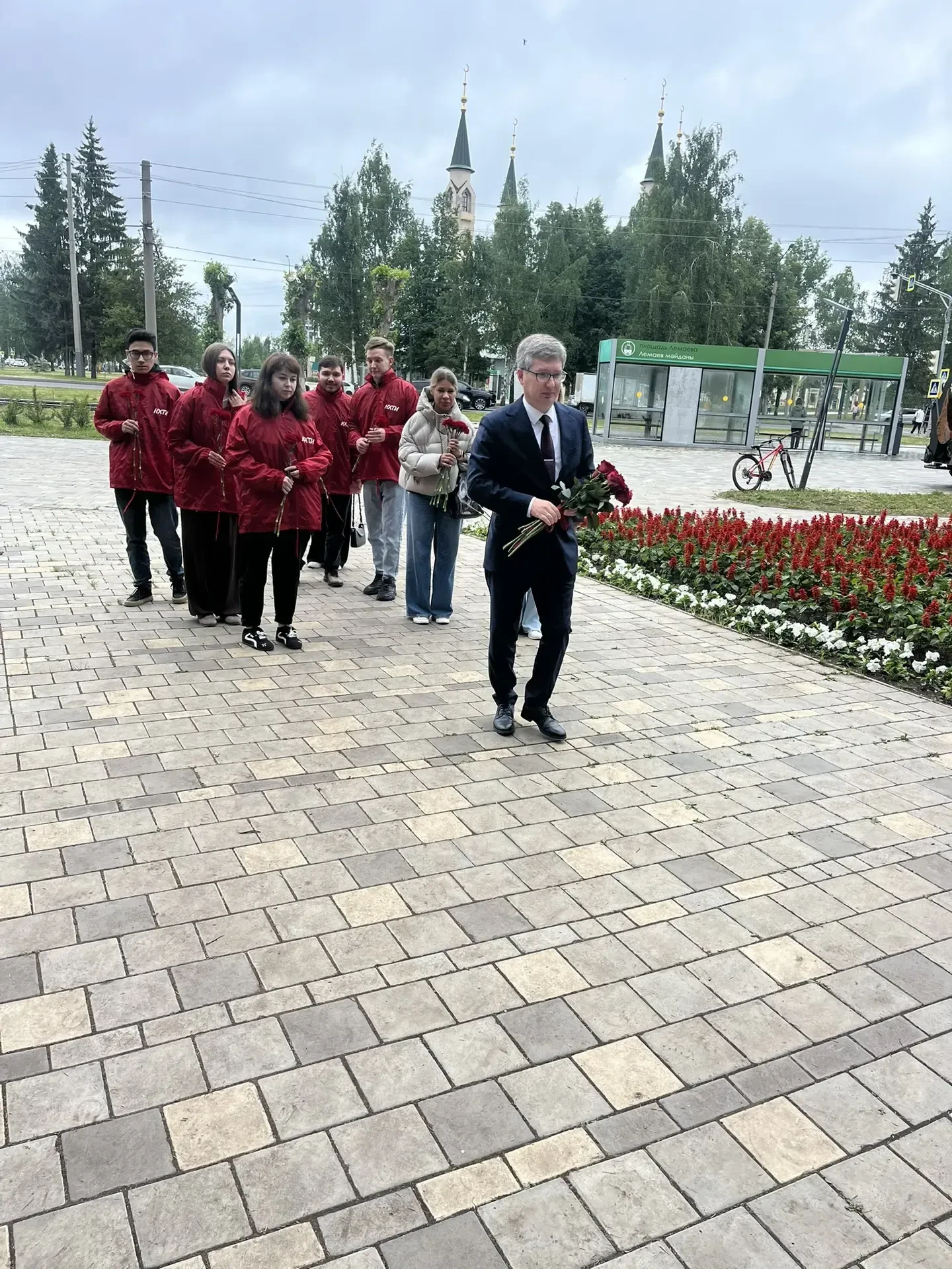 Возложение цветов к памятнику Н.В. Лемаеву в День химика
                                           