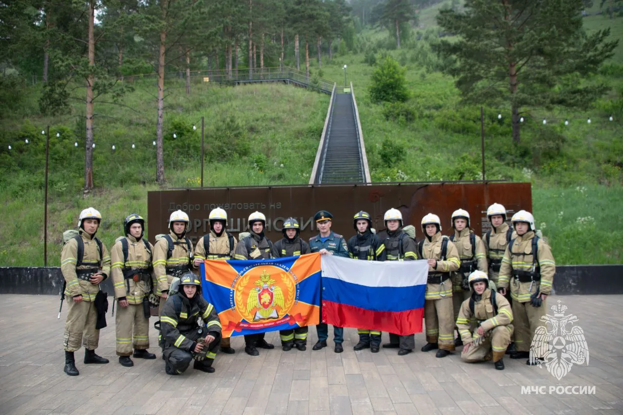 ⛰️ Приняли вызов без границ

🇷🇺 В честь празднования Дня России курсанты Сибирской пожарно-спасате