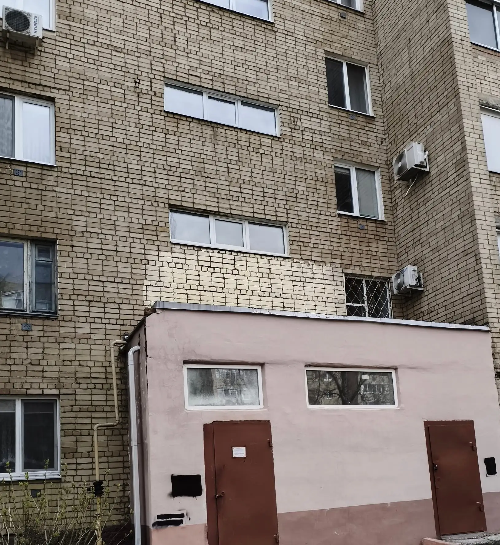 Закрашивание вандальных надписей — это процедура устранения незаконных граффити, рисунков или объявл