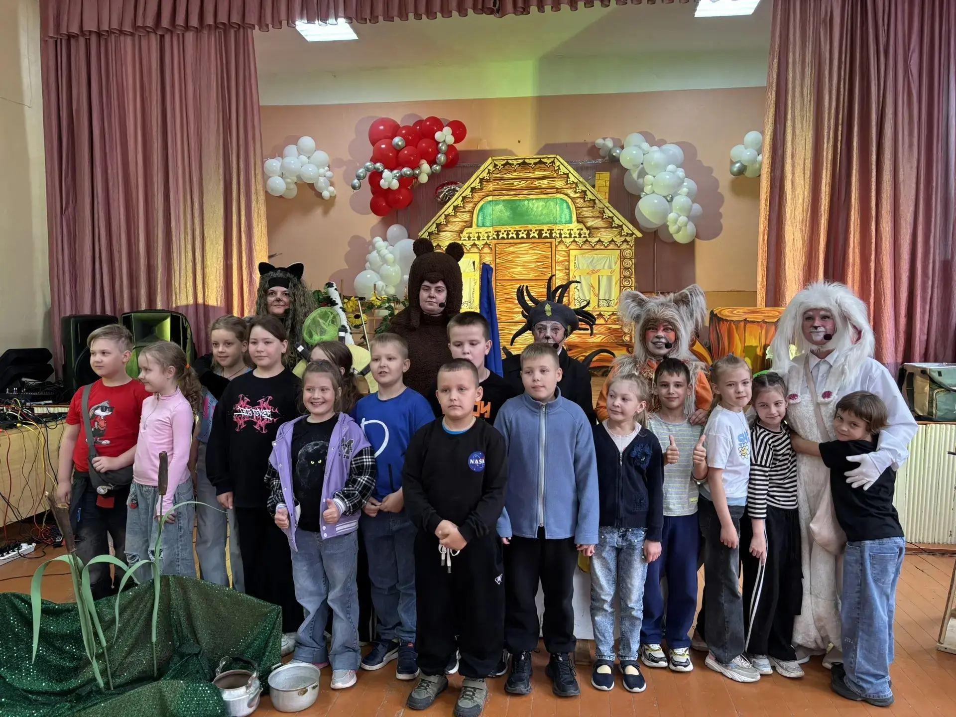 Театральное представление в летнем лагере🎭

Сегодня, 10 июня, ребята из нашего летнего дневного лаг