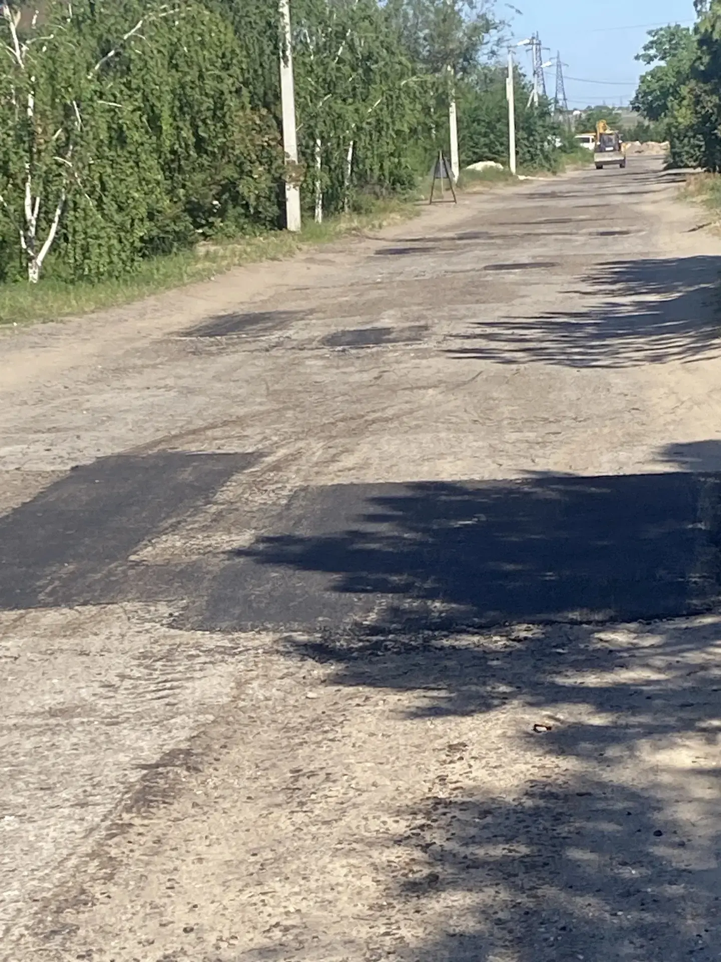 Ведется ямочный ремонт асфальтового покрытия по ул. Центральная ст. Чапурники, по движению пассажирс