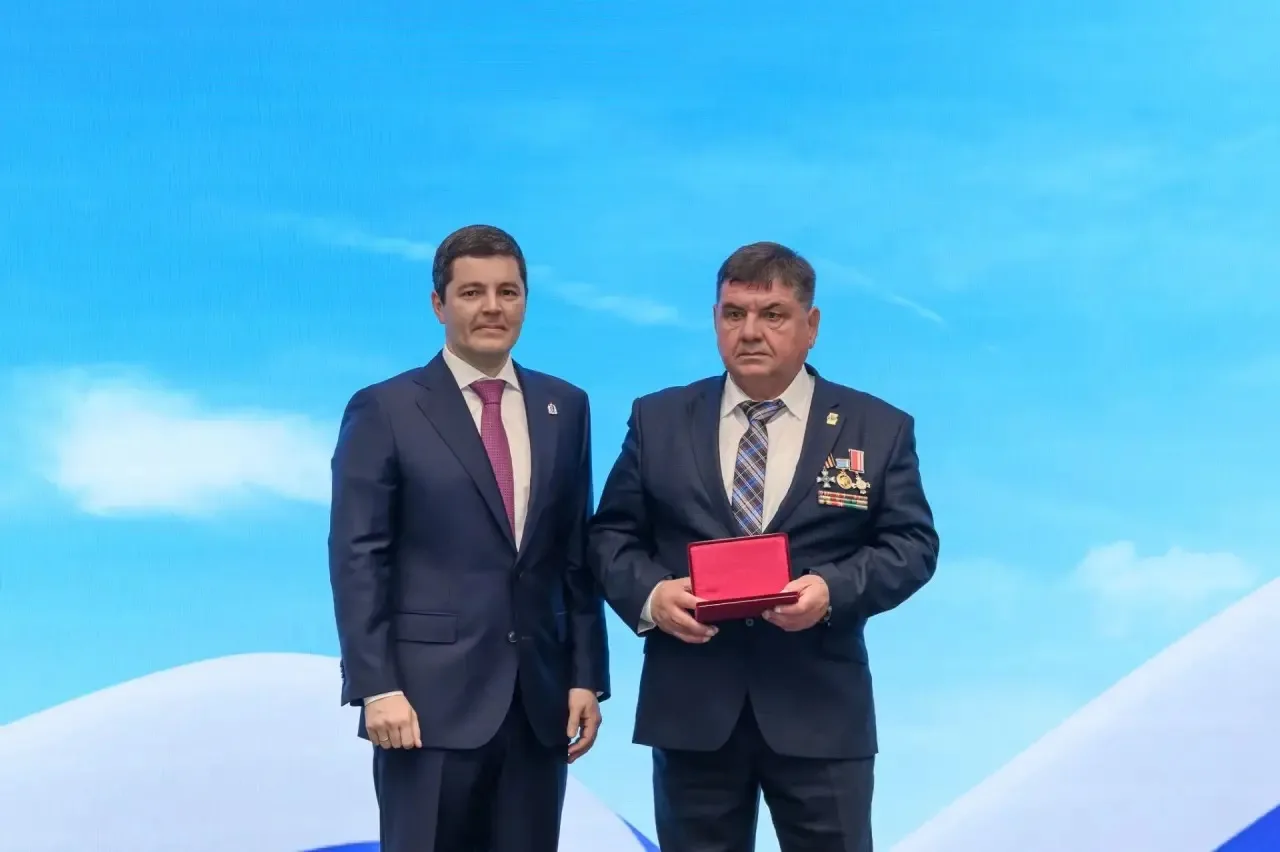 Поздравляю с высокой наградой Александра Александровича Козинца!
 
Сегодня Губернатор Ямала Дмитрий 