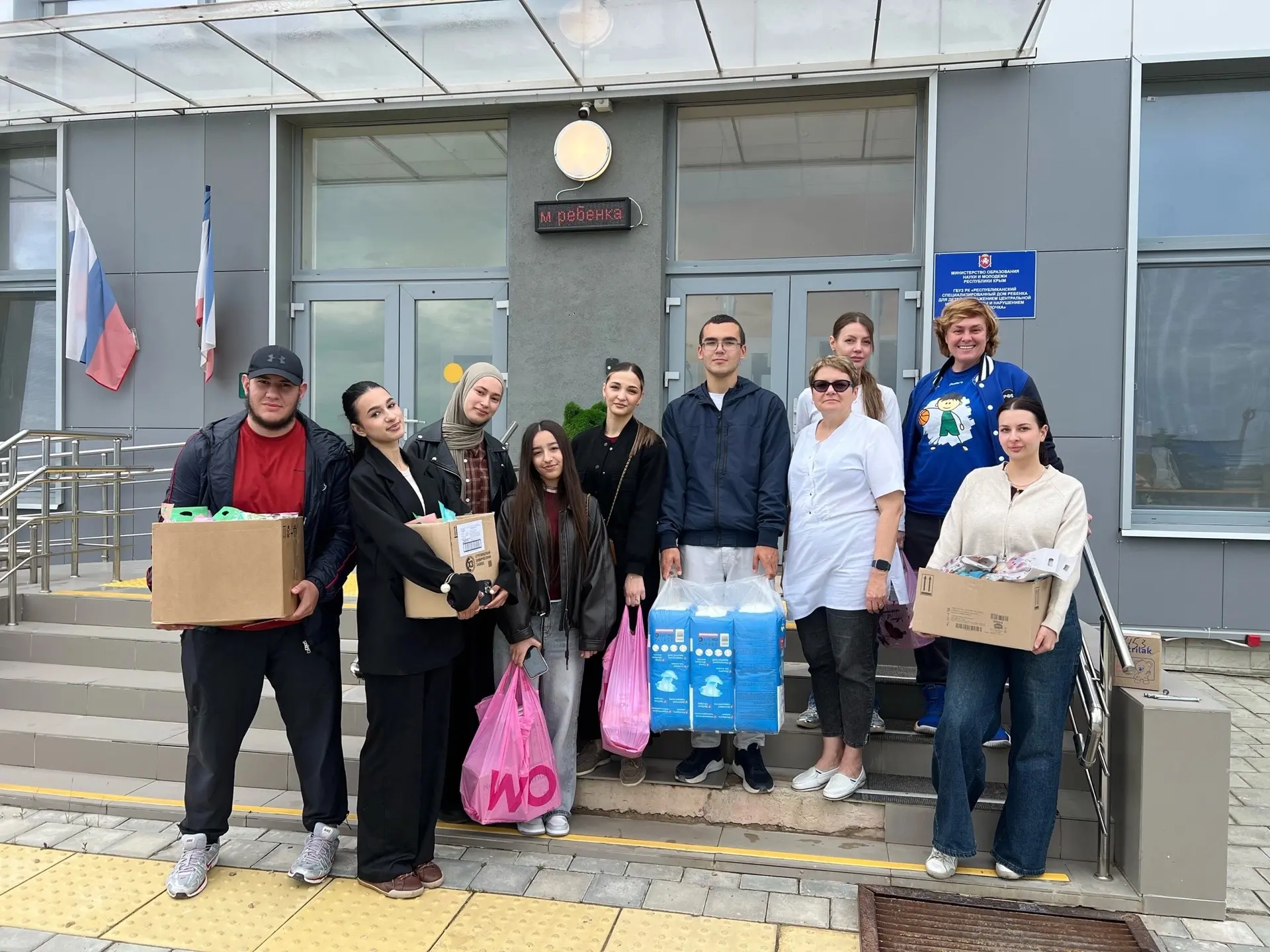 ❤«Дети всех любят, особенно тех, которые любят и ласкают их» 
Лев Толстой.
                         