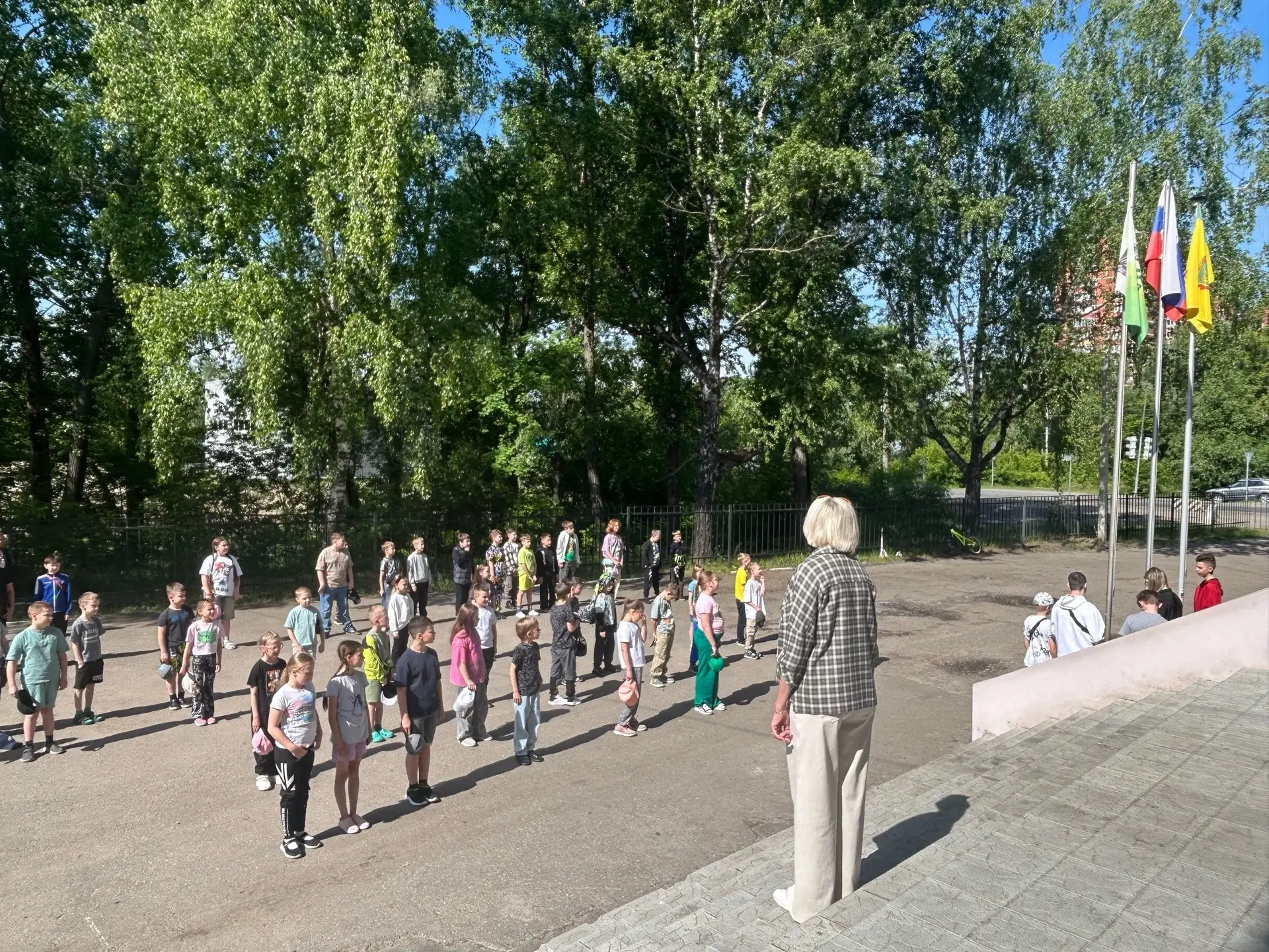 4 июня в нашем лагере началось с торжественного поднятия флага и гимна - это наша добрая традиция.

