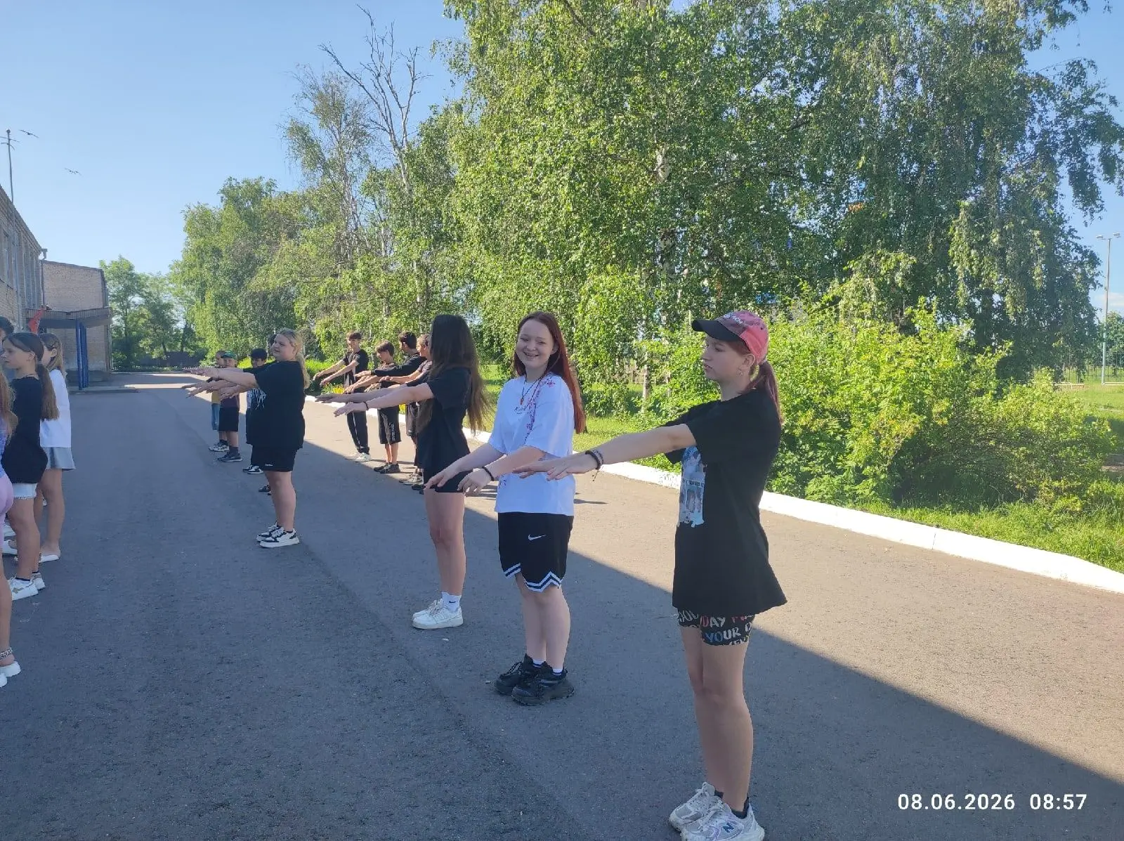 В школе с 1 июня организован лагерь труда и отдыха "Созвездие", в котором трудятся и отдыхают 10 реб