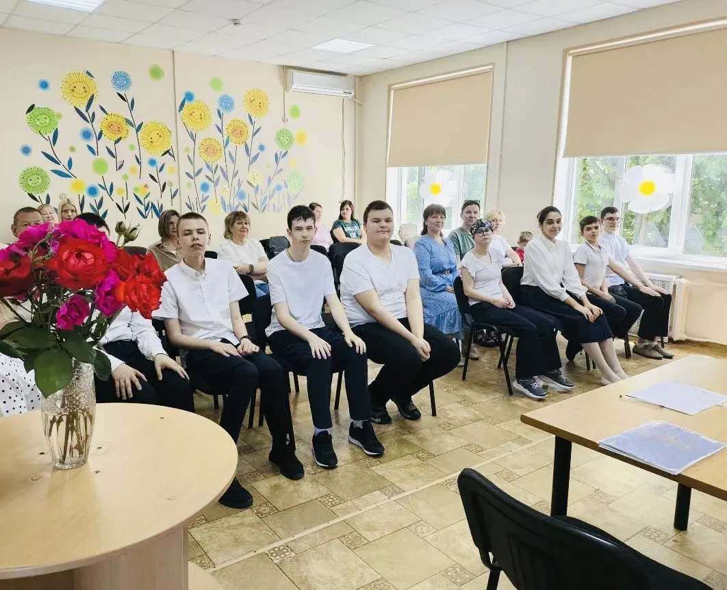 Сегодня наши выпускники покидают школу. Позади 9 лет учёбы и весёлых школьных мероприятий!
Учителям 