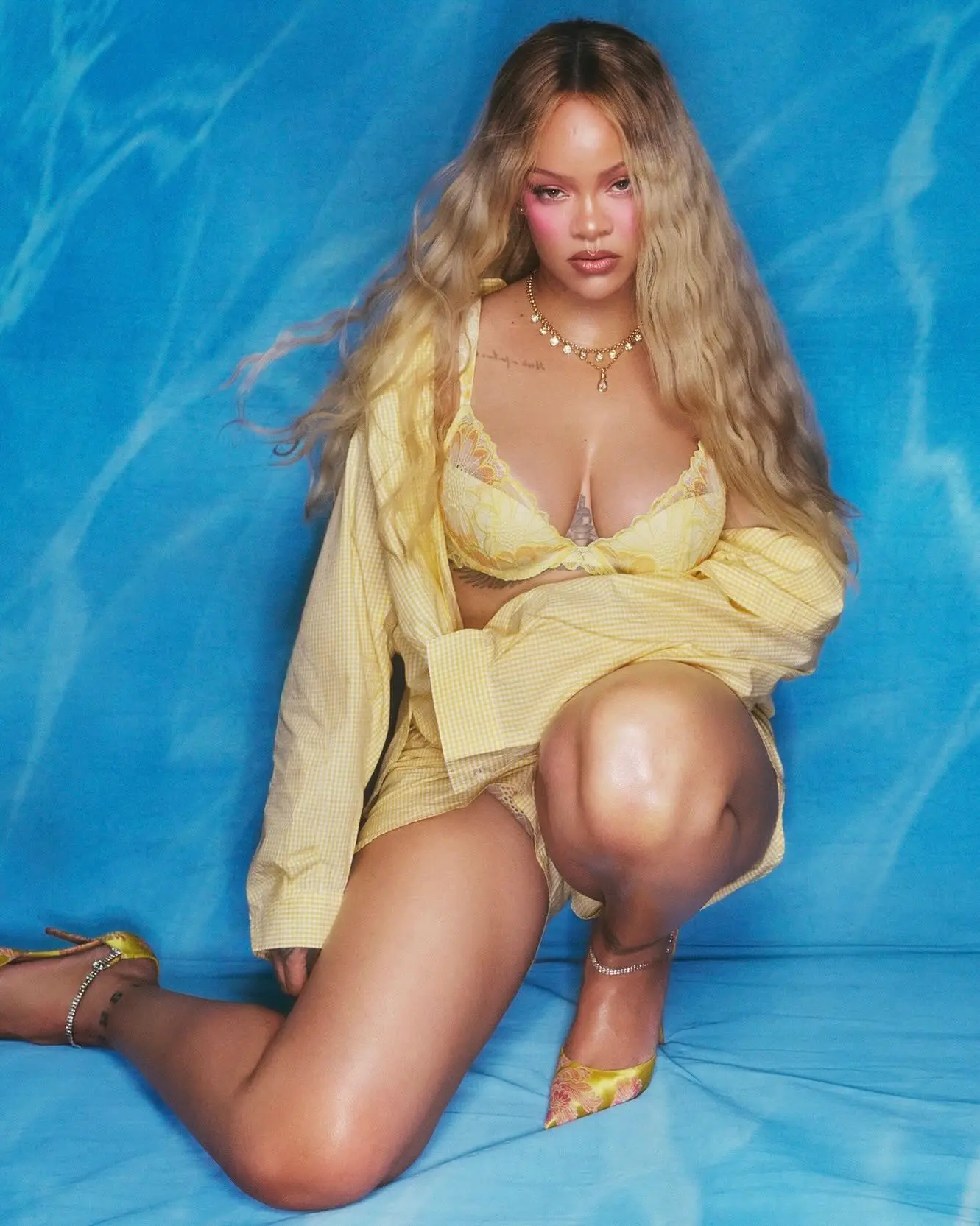 Рианна появилась в новом кампейне Savage x Fenty

Для рекламных снимков звезда примерила яркий солне