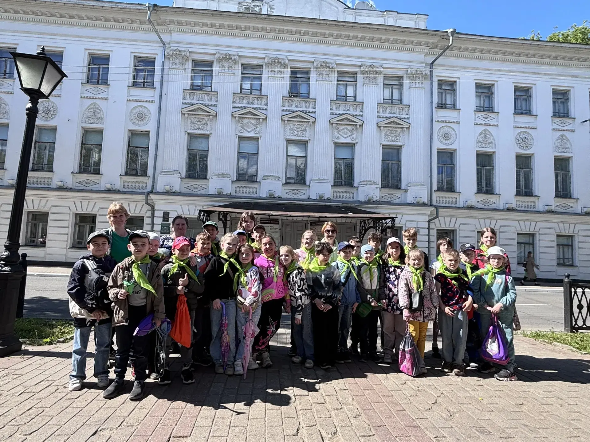Второй день лагеря "Плечом к плечу"
Ребята посетили библиотеку №2, где их ждала игровая программа «Д