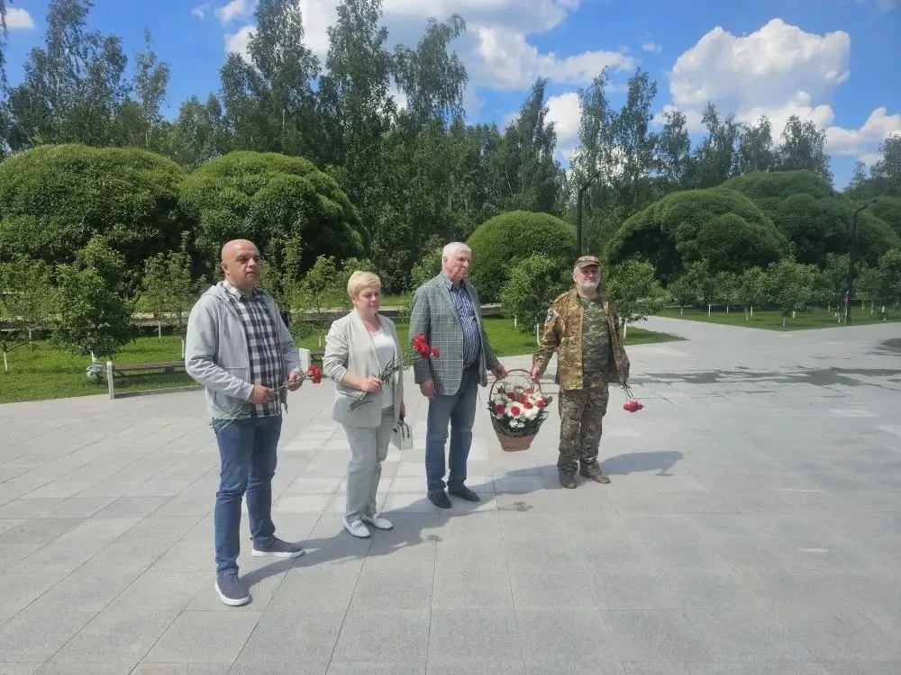 Посетили Сад памяти в Великих Луках и возложили цветы к памятнику погибшим участникам СВО.

Такие па