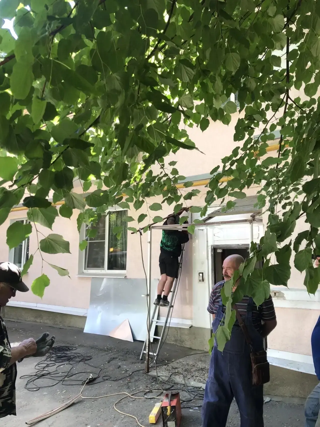 По адресу Труда 32 произведен ремонт кровли и козырька