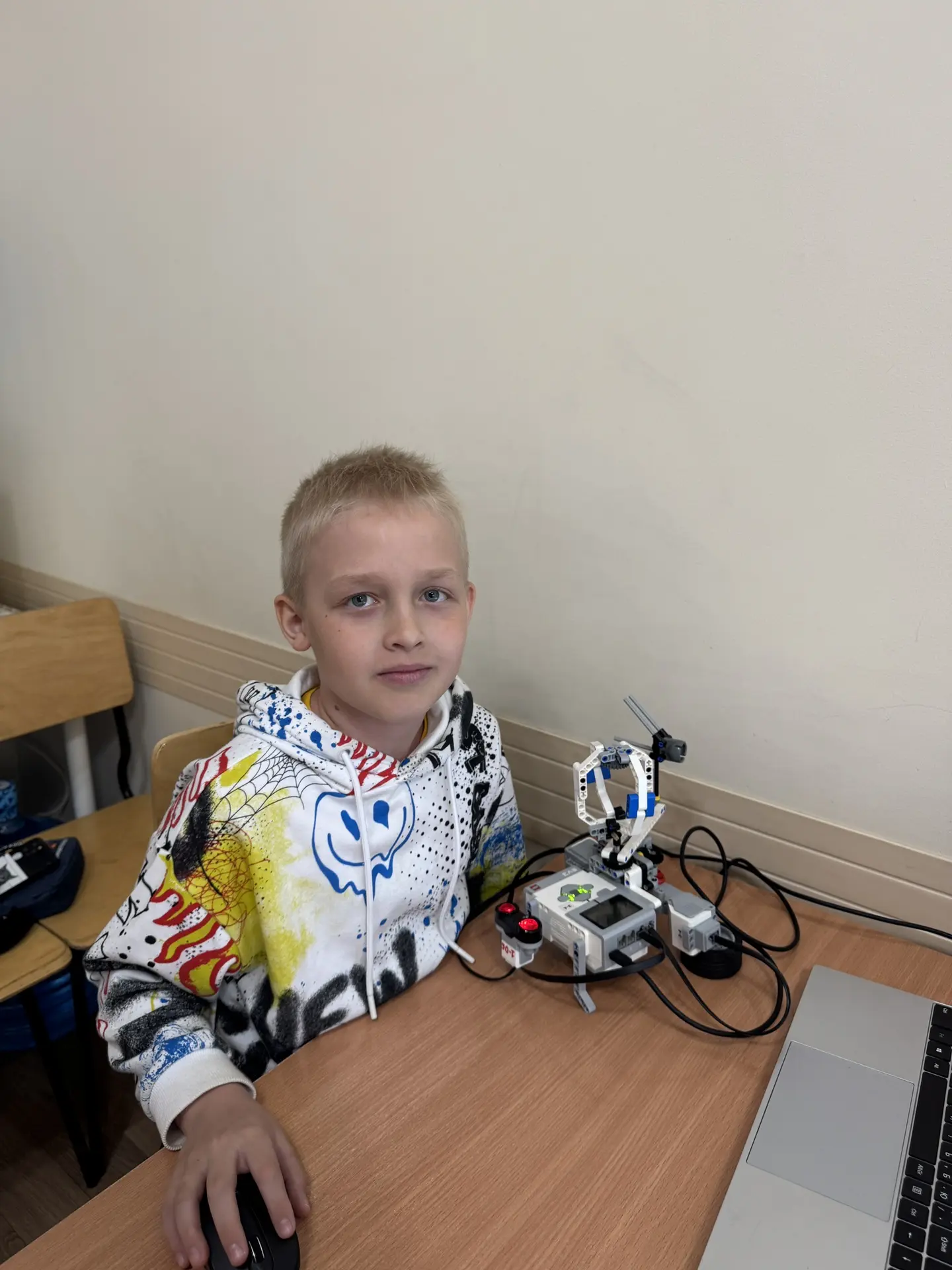 #Летняя_школа_2026 #2_неделя #1_день #1_половина_дня 
Здравствуйте, родители юных инженеров! 🛰️✨
⚙️