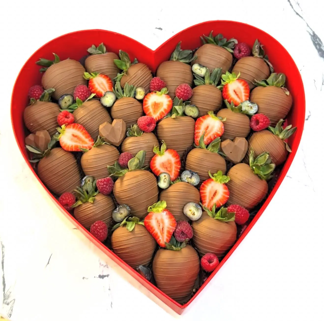🍓✨ Клубника в шоколаде — когда подарок говорит больше слов.

Свежая, сочная🍓клубника, покрытая неж