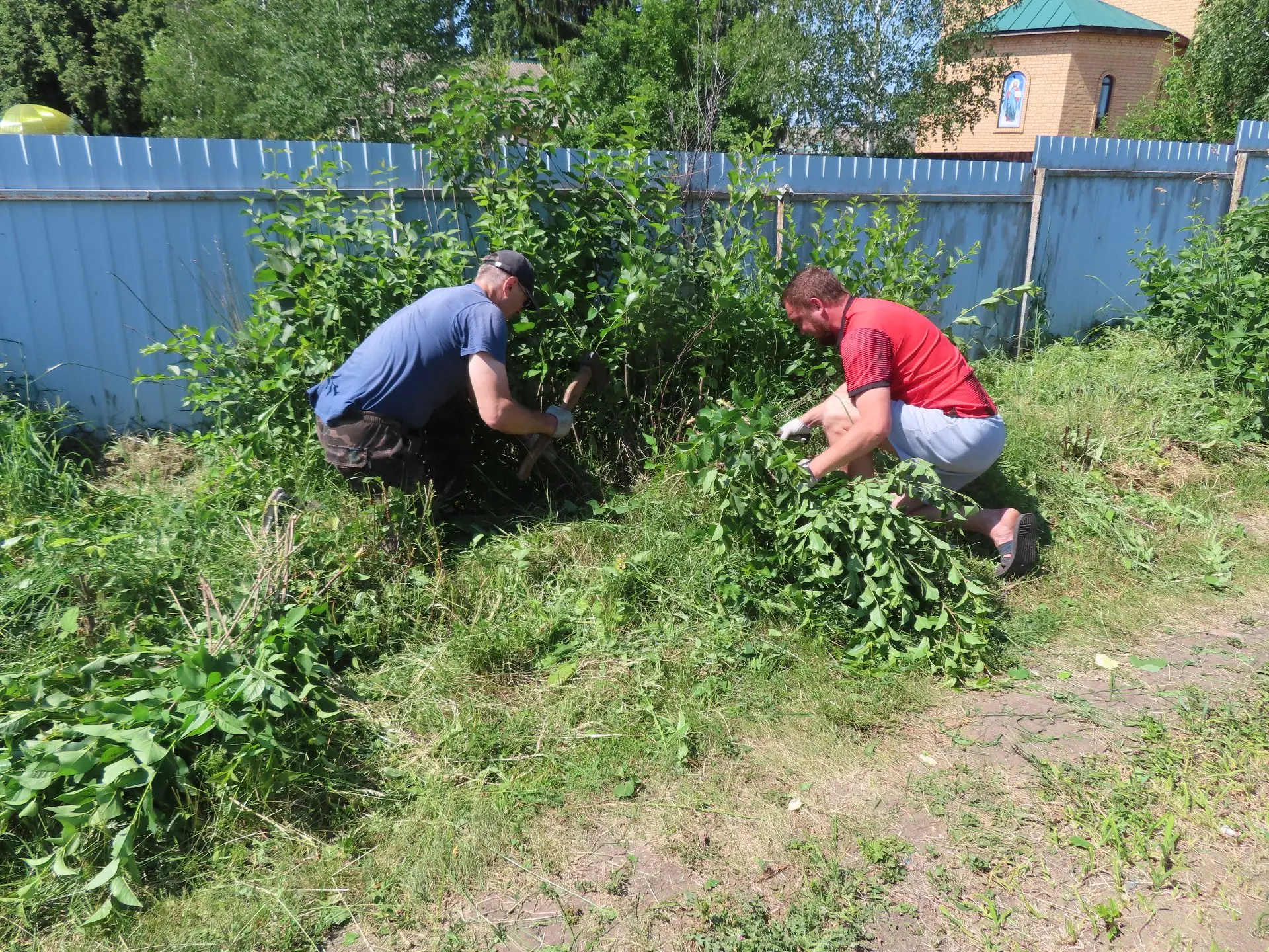 СЕГОДНЯ НА СТАРОМ КЛАДБИЩЕ ПРОШЕЛ СУББОТНИК

На недавний призыв принять в нем участие отозвались нем