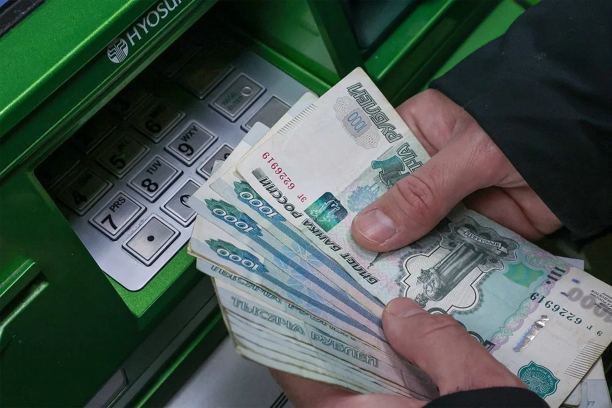 Россияне стали чаще пользоваться наличными. 
 
Каждую третью покупку в России оплачивают купюрами. Б