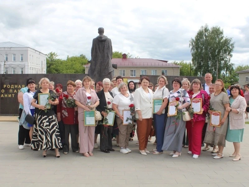 День социального работника: чествование тех, кто дарит заботу!!💐💐

В Уренском районном Доме культу