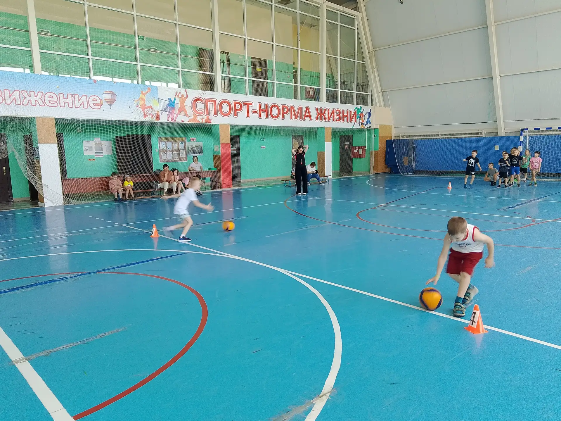 10 июня на базе Пятницкой ДЮСШ был проведён спортивный праздник, посвящённый Дню России. В нём приня