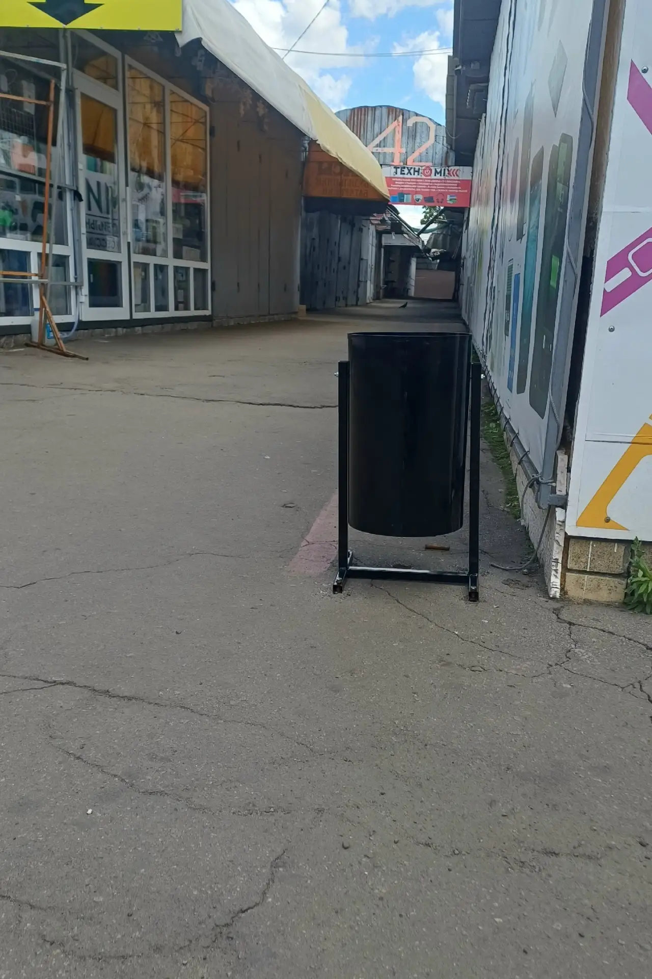 В рамках мероприятий по благоустройству территории, МУП "Центральный рынок" города Ровеньки произвел