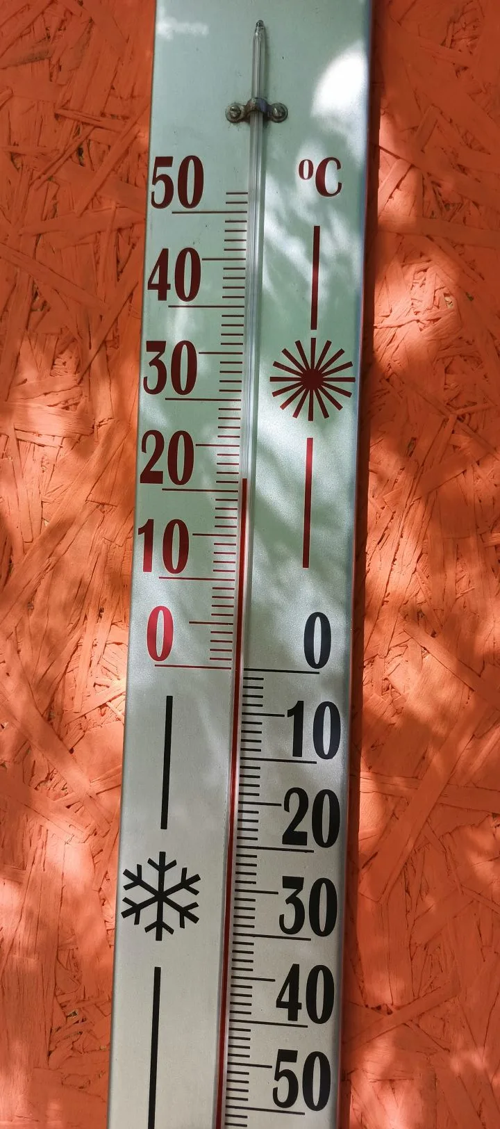 21° показывает уже наш градусник в 9:30🔥. Кстати, этот градусник у нас с историей, приобрели еще в 