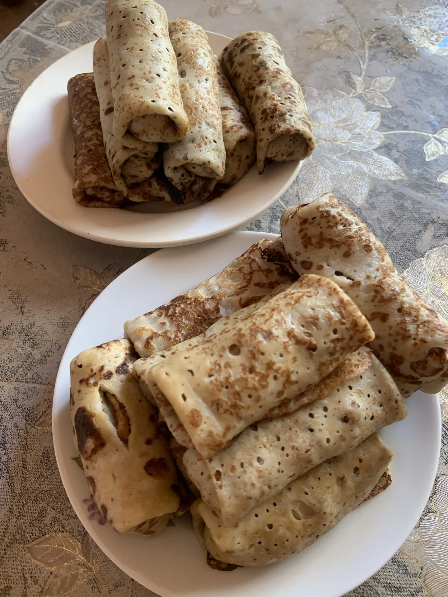 У нас сегодня блинчики в меню😋
С творогом и с фаршем, только почему то одинаково завернула, как то 