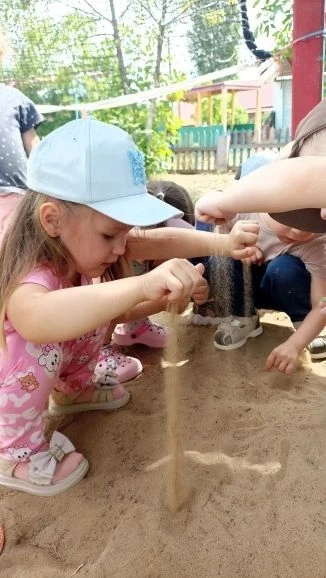 Весёлые прогулки ребят из детского сада "Солнышко" не только весёлые, но и очень интересные.Во время