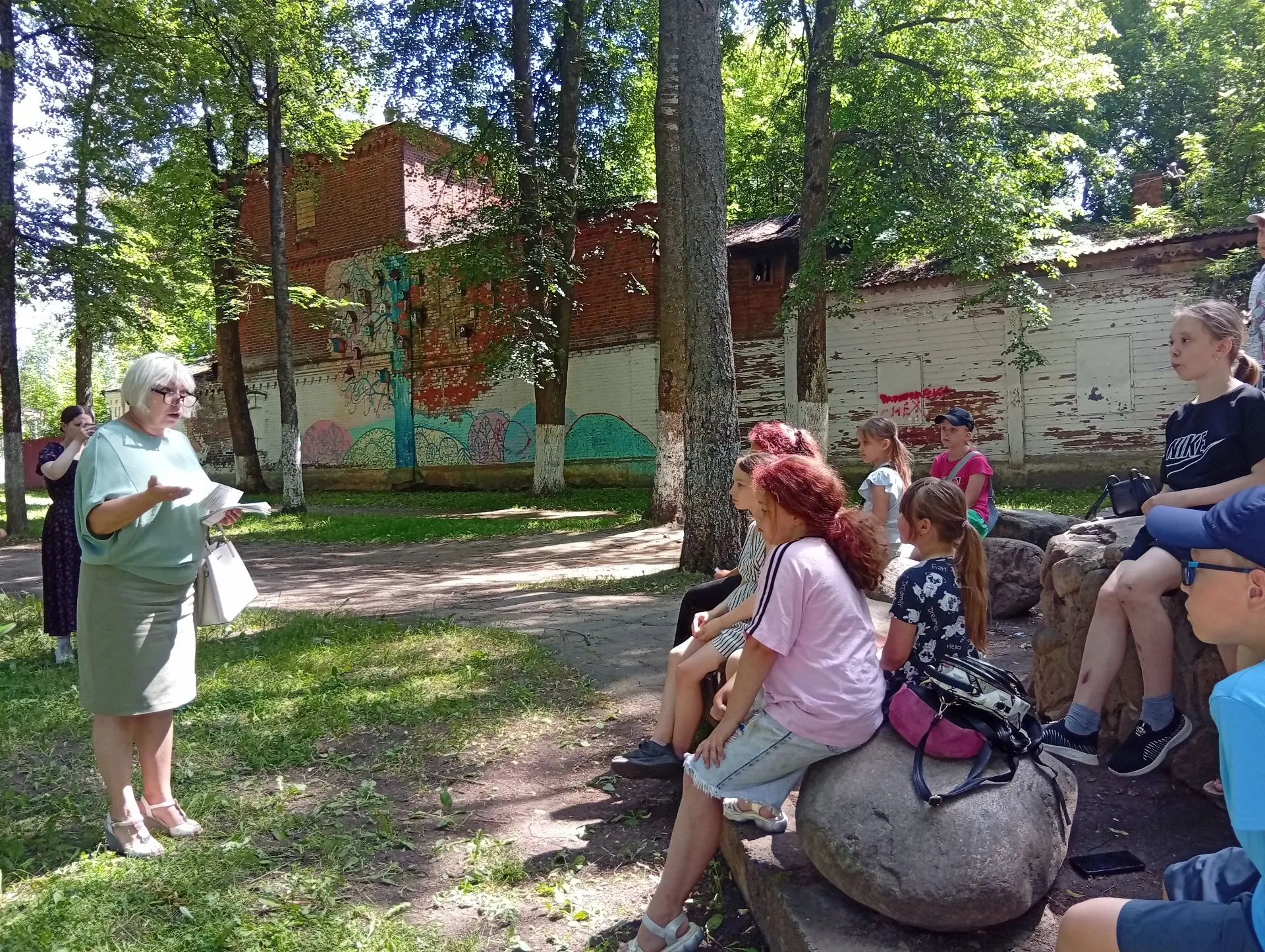 В рамках Единого дня безопасности несовершеннолетних в летнем саду прошла акция "Добрая дорога детст