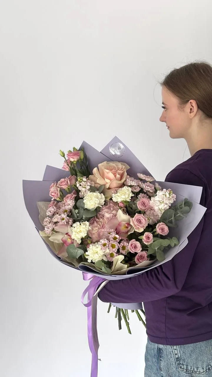 🌺 В нашей букетной студии воздух наполнился особенным светом, а каждый лепесток звучит в унисон с в