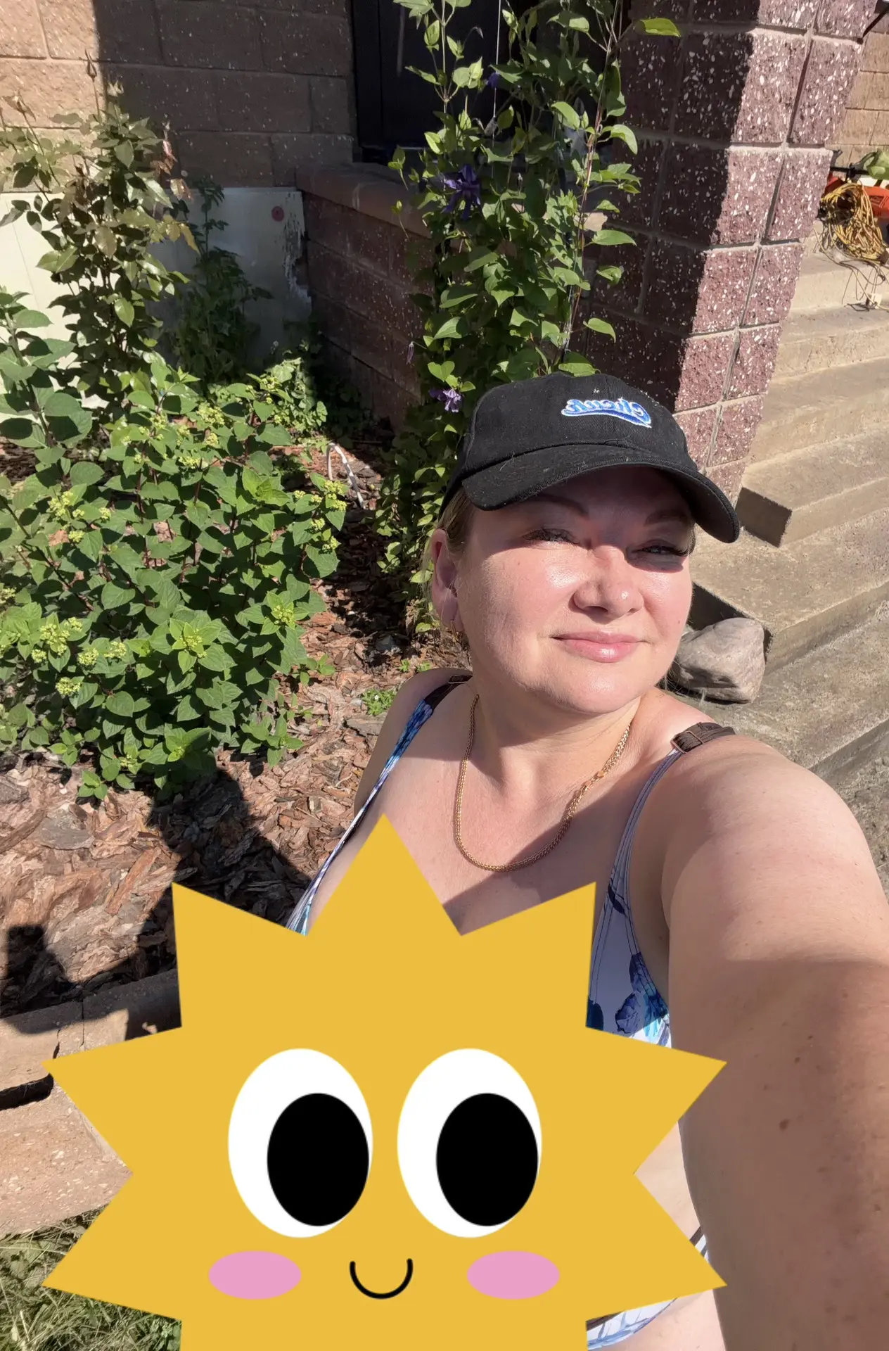 Солнышка Вам немножко,,
У нас +28 жаришка 🤩

Надела старый купальник, 
Полю и загораю,,,
получаю ви
