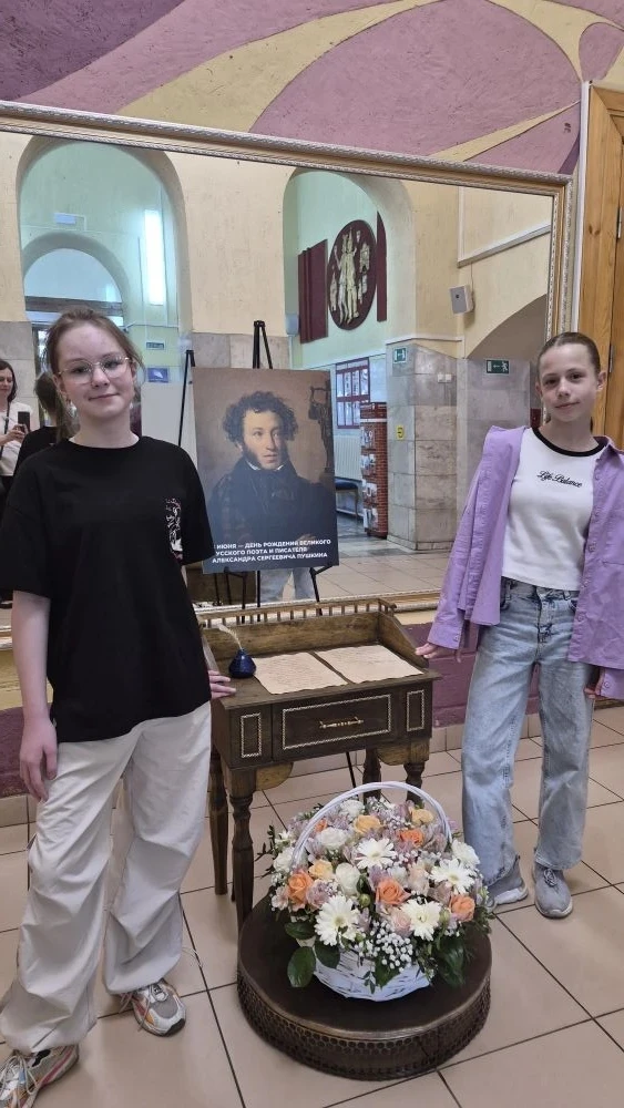 6 июня, в День рождения А.С. Пушкина,  Алешкина Ульяна и Фатеева Мария, ученицы 6-б класса, побывали