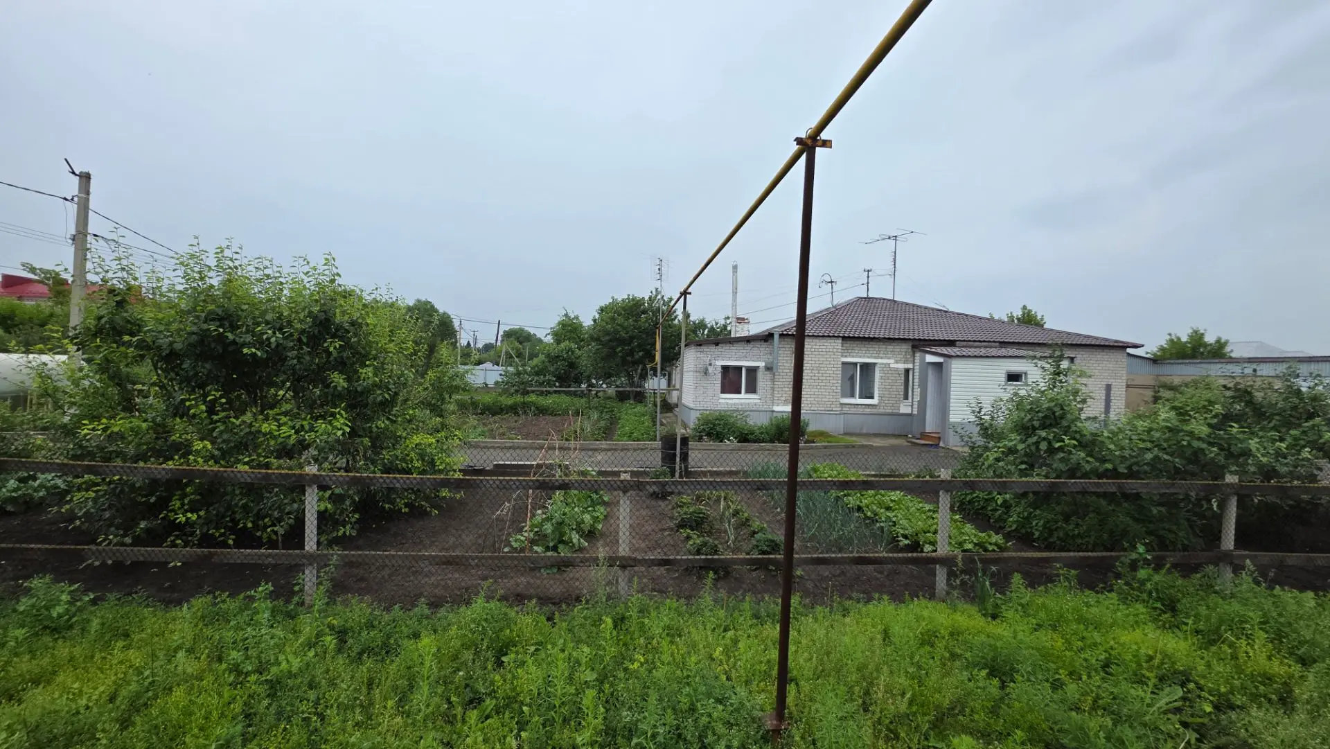 Заехали на участок откачивать, а у его соседа какой огород аккуратный 😍 Грядки все без сорняков, по