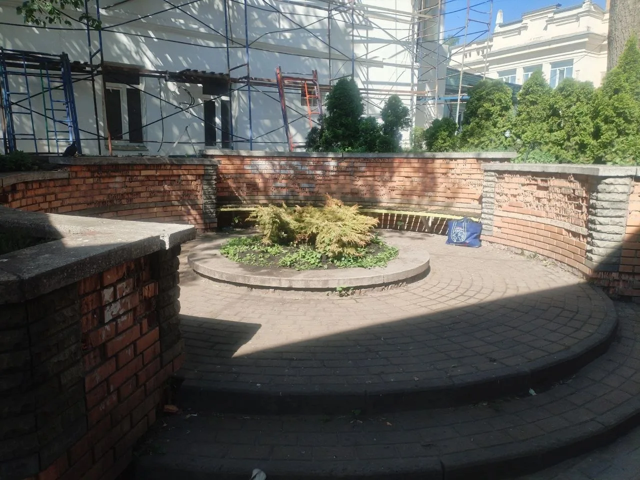 #нампишут 
Сегодня на остановке к-т Щепкина я проходя мимо 8.25 увидел бесхозную сумку, возвращаясь 