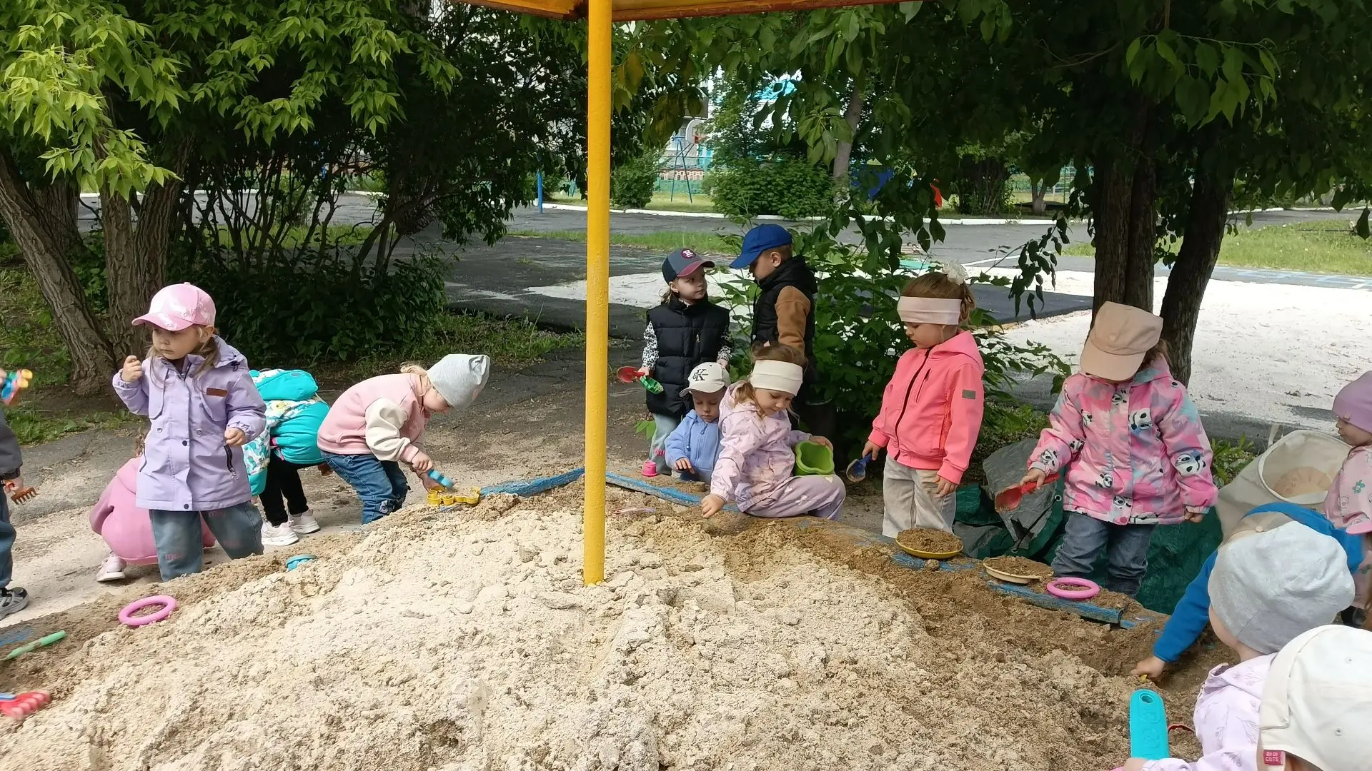 Игры с песком

Песочница, песочница!
А в ней песок, песок.
Песочница, песочница!
Идем играть, дружок