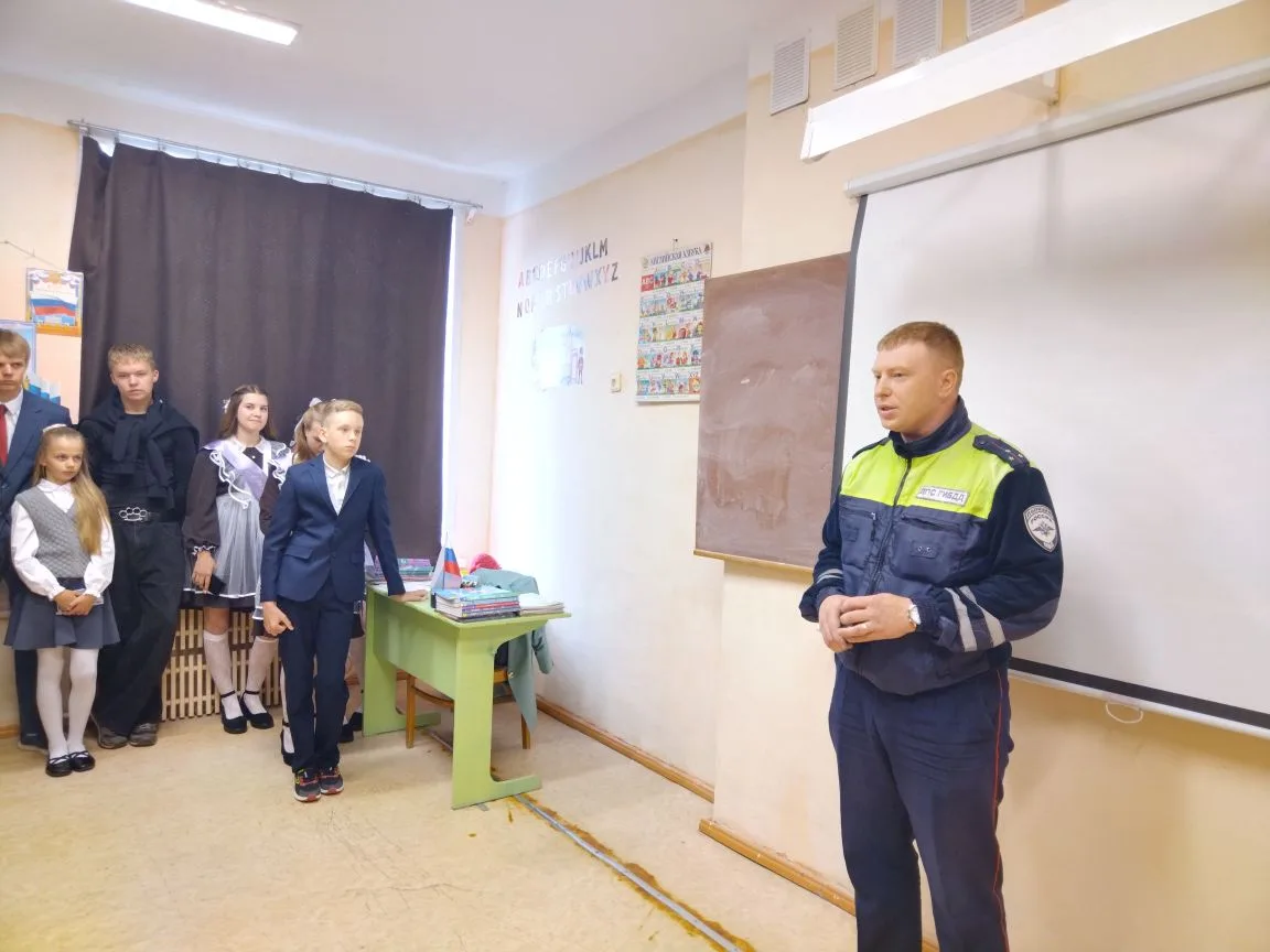📌В Доброводской школе состоялась встреча учащихся с государственным инспектором МО МВД России по Се