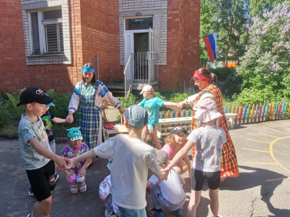 В день Республики Карелия прошло праздничное мероприятие🎉🎉🎉
    Педагоги 👱‍♀️👩👱‍♀️вместе с дет