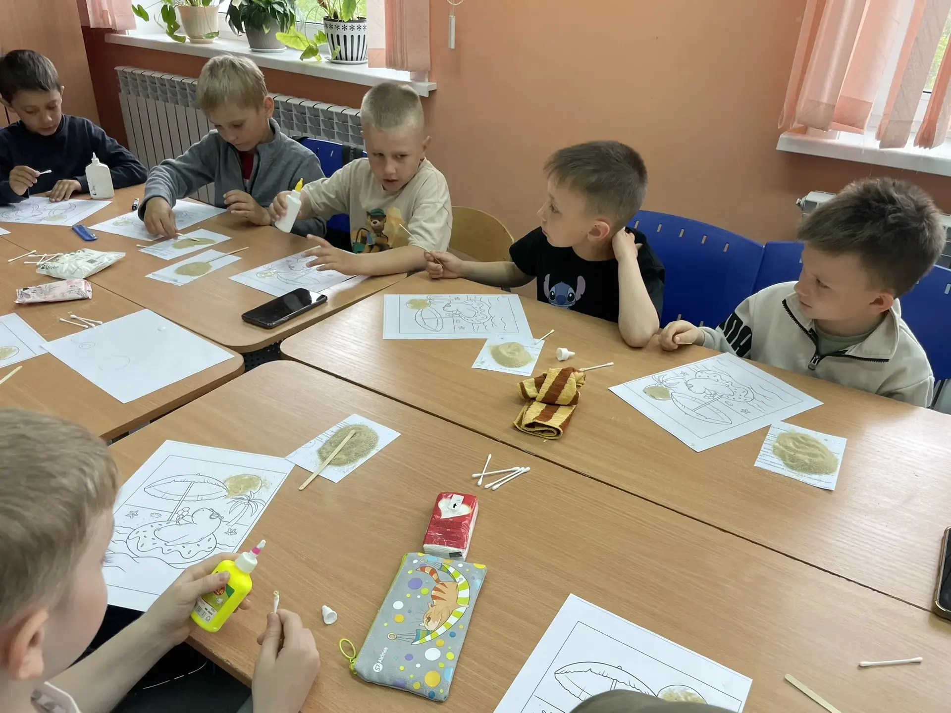 🏖️ Волшебство на кончиках пальцев: мастер-класс по кинетическому песку в нашем лагере

На днях у на