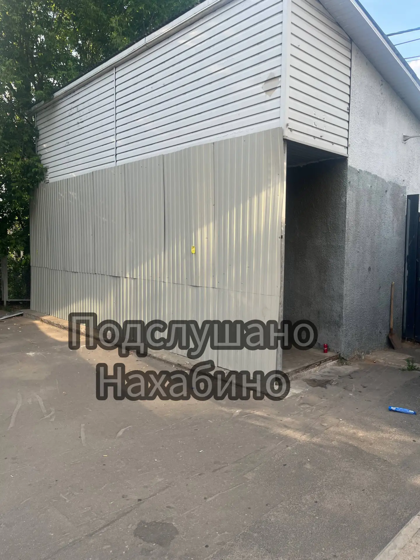 Забор добрался и до станции.

В этот раз ограждения появились на бывшем здании касс, правда на боков