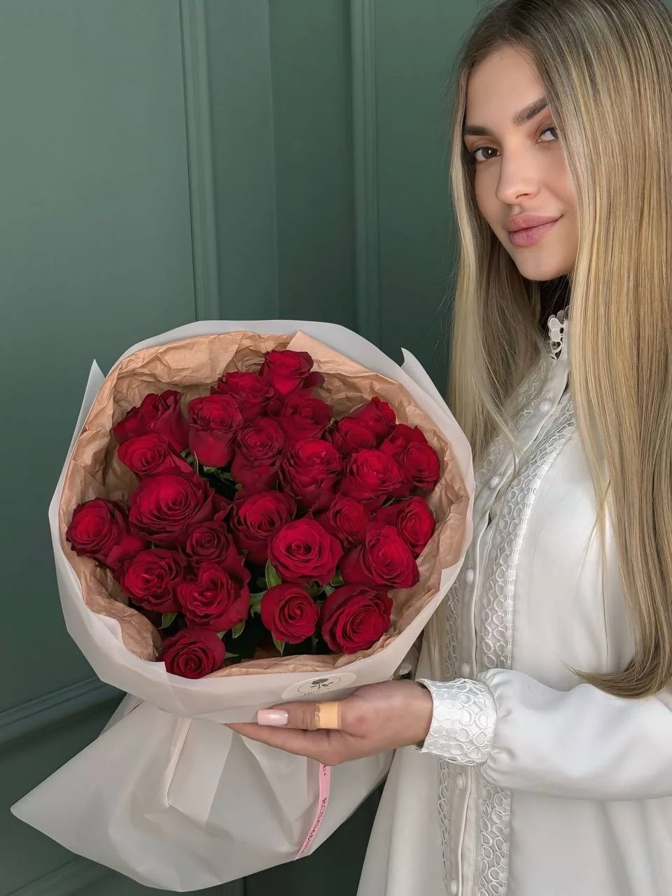 Красные розы — это язык любви❤️
Букет, который скажет всё без слов: о чувствах, заботе и внимании.

