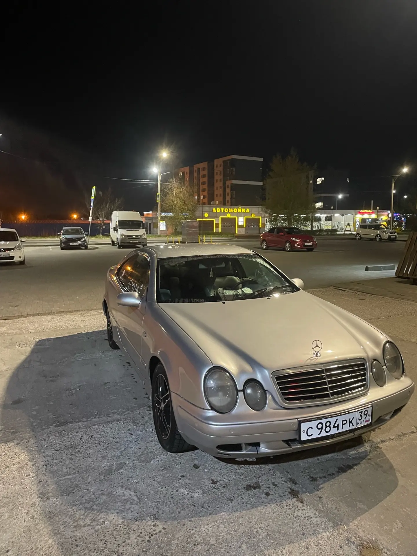 Mercedes w208
1998г
2.3 - 193 л.с компрессор 
автомат- переключает плавно
свет светит,тормоза тормоз