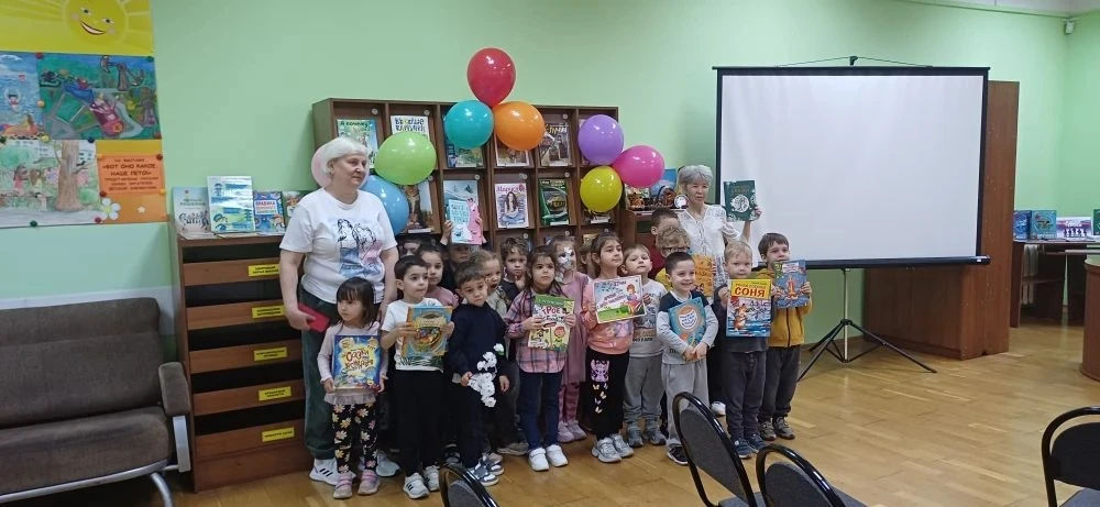 📖 📚 Воспитанники средней группы 4 совершили увлекательную экскурсию в библиотеку. Работники библио