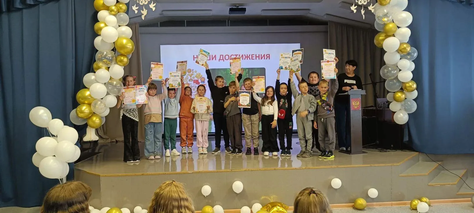 🌞 Ну а после ребят ждало закрытие лагерной смены. 

✅ Каждый отряд подготовил небольшой номер: песн