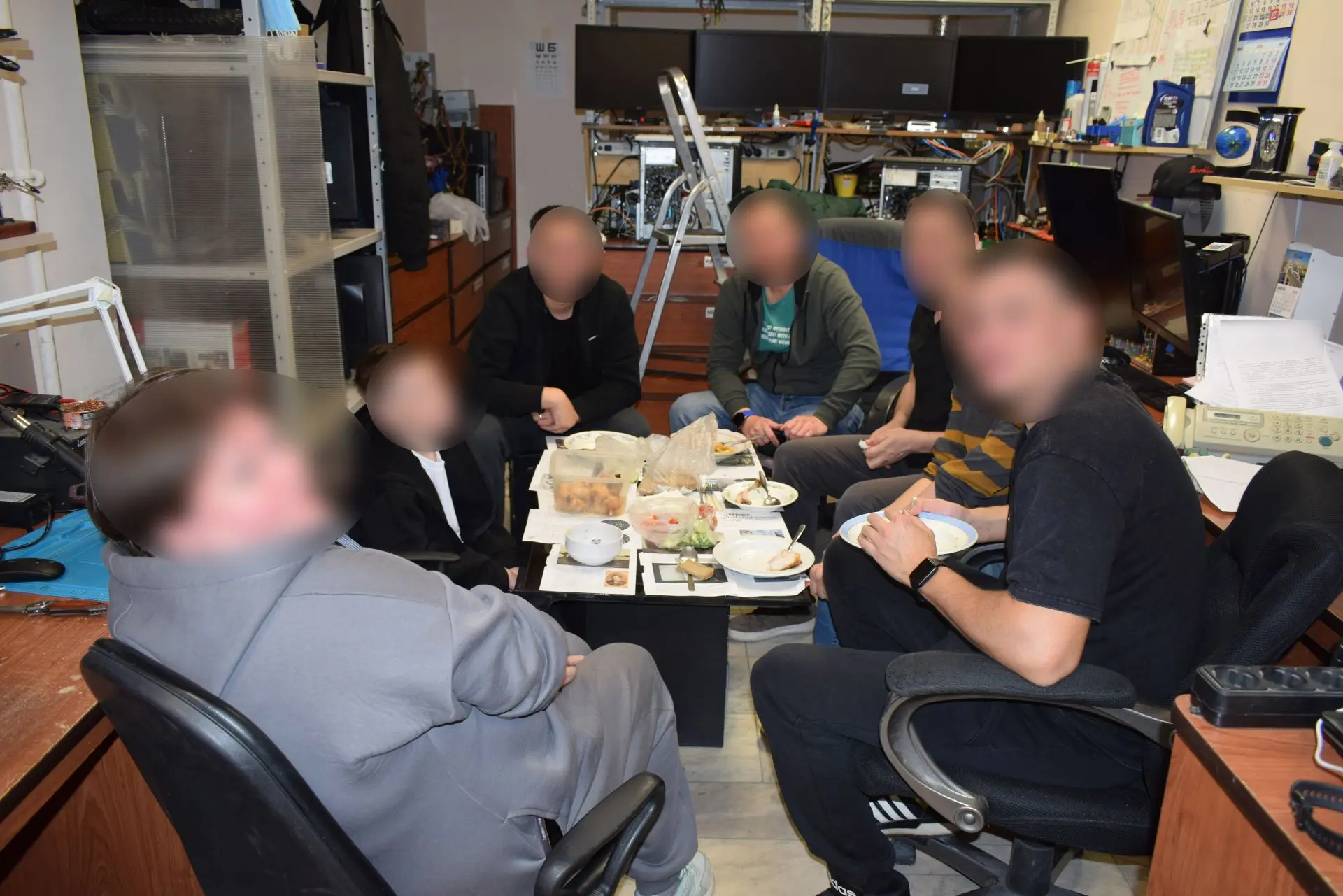 субботник - время когда никто не звонит, а после можно положить телевизор на системники и дружно пое