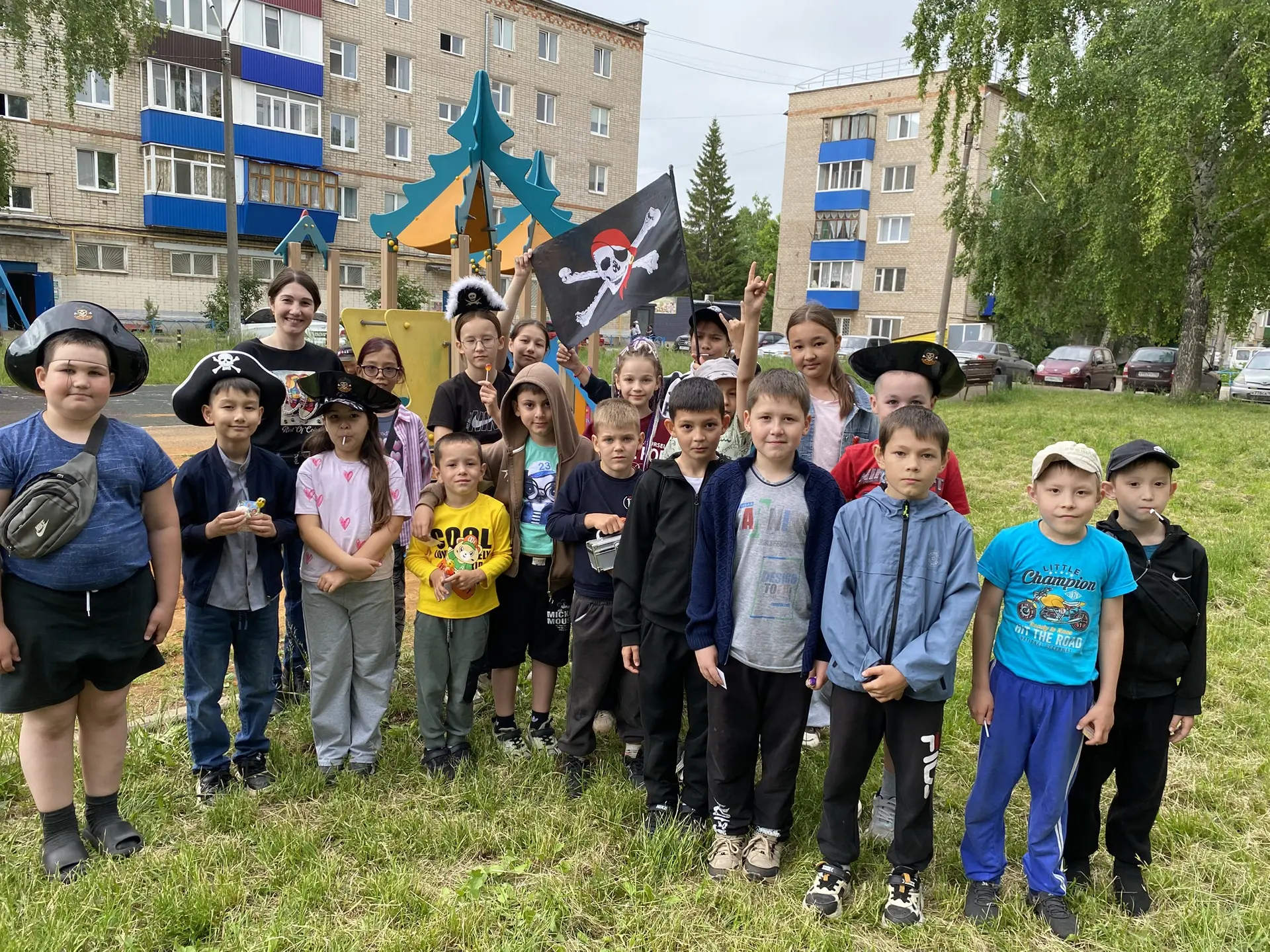 "Лето — это маленькая жизнь, полная приключений и веселья!" 💚

Во дворе 32 микрорайона прошла увлек