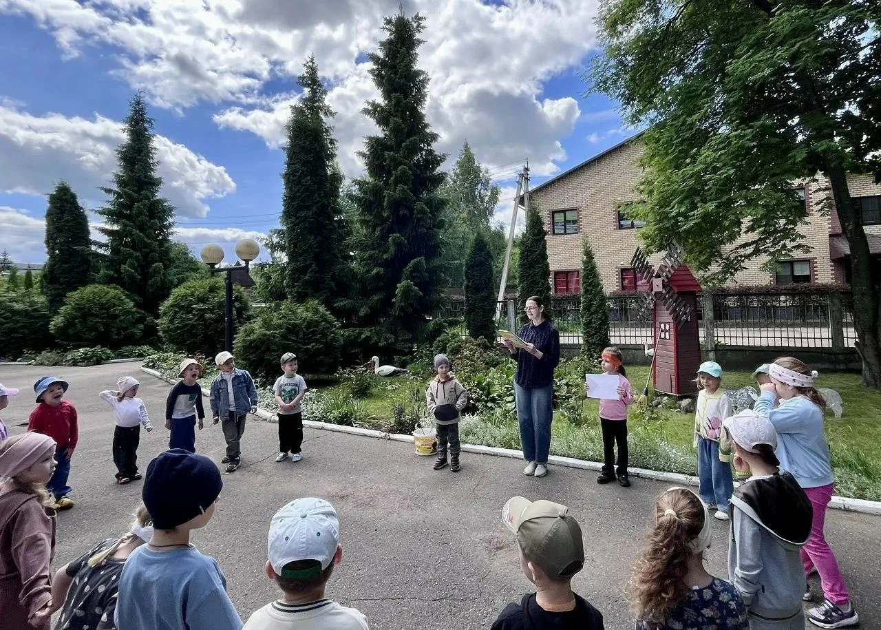 Первый день лета весело и ярко!!!
В День защиты детей, в корпусе 1 ребята путешествовали по станциям